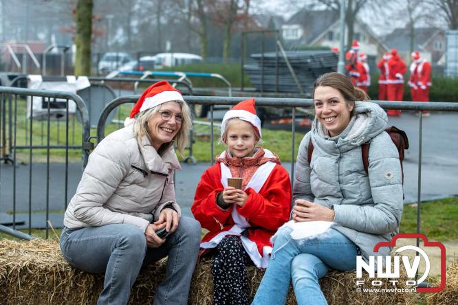 Meer dan 100 kerstmannen en vrouwen deden zaterdag morgen mee aan de Santa Run Oldebroek. - &copy; NWVFoto.nl
