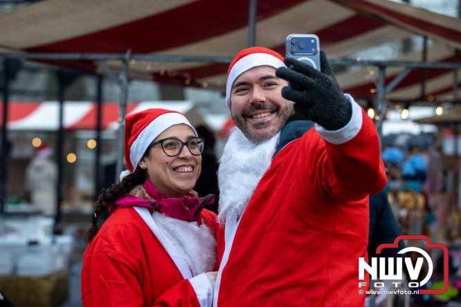 Meer dan 100 kerstmannen en vrouwen deden zaterdag morgen mee aan de Santa Run Oldebroek. - &copy; NWVFoto.nl