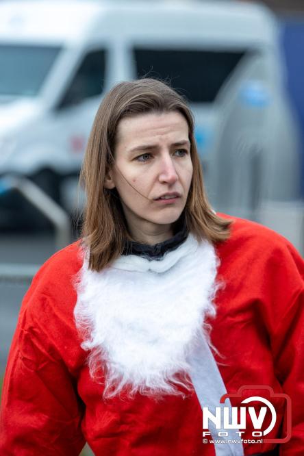 Meer dan 100 kerstmannen en vrouwen deden zaterdag morgen mee aan de Santa Run Oldebroek. - &copy; NWVFoto.nl