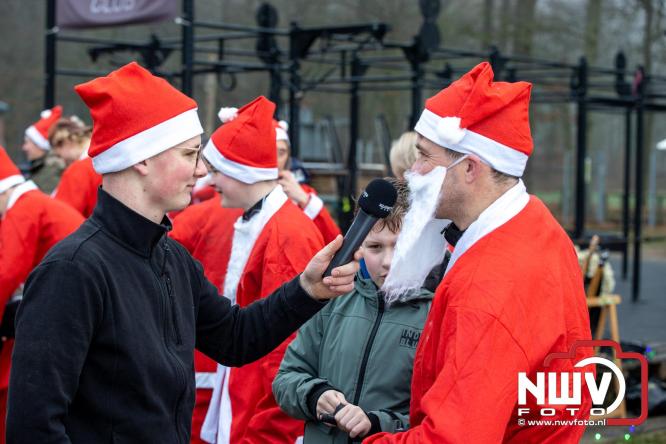 Meer dan 100 kerstmannen en vrouwen deden zaterdag morgen mee aan de Santa Run Oldebroek. - &copy; NWVFoto.nl