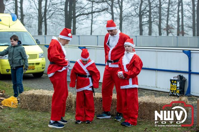 Meer dan 100 kerstmannen en vrouwen deden zaterdag morgen mee aan de Santa Run Oldebroek. - &copy; NWVFoto.nl