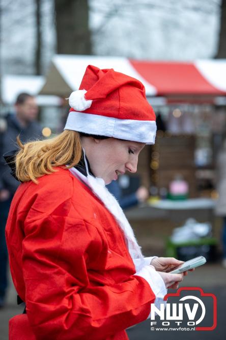 Meer dan 100 kerstmannen en vrouwen deden zaterdag morgen mee aan de Santa Run Oldebroek. - &copy; NWVFoto.nl