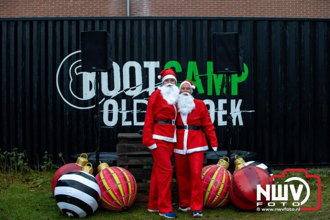 Meer dan 100 kerstmannen en vrouwen deden zaterdag morgen mee aan de Santa Run Oldebroek. - &copy; NWVFoto.nl