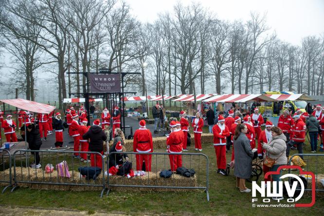 Meer dan 100 kerstmannen en vrouwen deden zaterdag morgen mee aan de Santa Run Oldebroek. - &copy; NWVFoto.nl