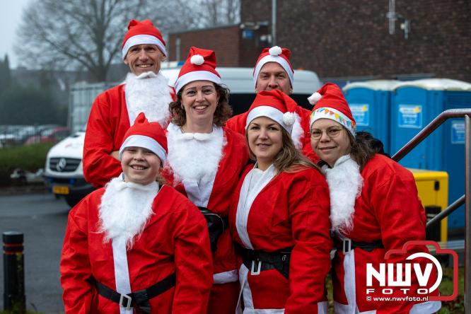 Meer dan 100 kerstmannen en vrouwen deden zaterdag morgen mee aan de Santa Run Oldebroek. - &copy; NWVFoto.nl