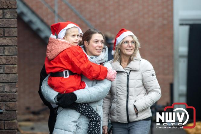 Meer dan 100 kerstmannen en vrouwen deden zaterdag morgen mee aan de Santa Run Oldebroek. - &copy; NWVFoto.nl