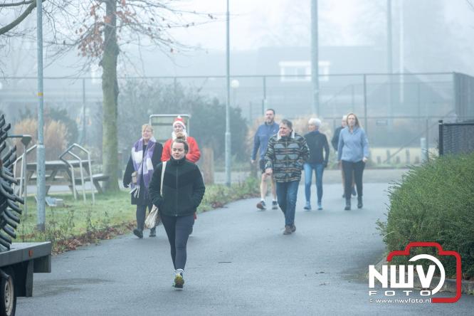 Meer dan 100 kerstmannen en vrouwen deden zaterdag morgen mee aan de Santa Run Oldebroek. - &copy; NWVFoto.nl