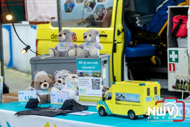 Meer dan 100 kerstmannen en vrouwen deden zaterdag morgen mee aan de Santa Run Oldebroek. - &copy; NWVFoto.nl