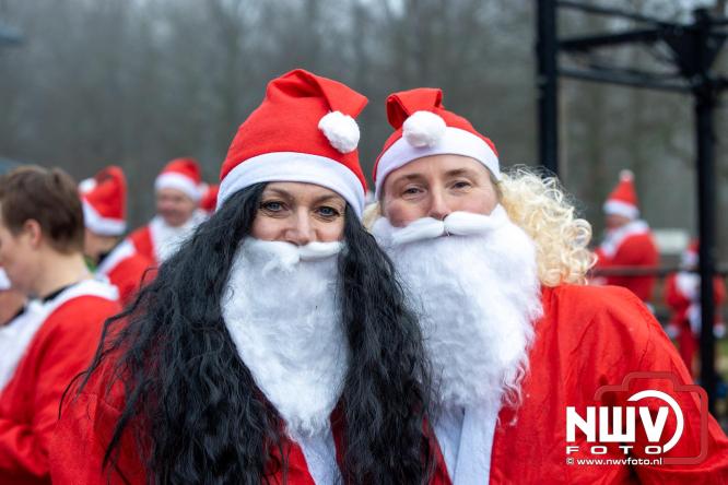 Meer dan 100 kerstmannen en vrouwen deden zaterdag morgen mee aan de Santa Run Oldebroek. - &copy; NWVFoto.nl