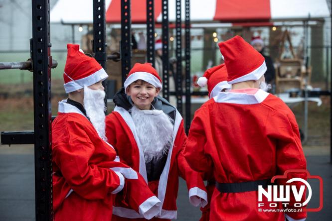 Meer dan 100 kerstmannen en vrouwen deden zaterdag morgen mee aan de Santa Run Oldebroek. - &copy; NWVFoto.nl