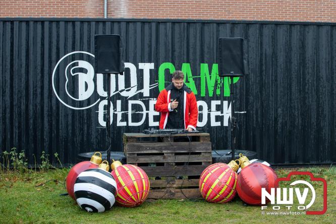 Meer dan 100 kerstmannen en vrouwen deden zaterdag morgen mee aan de Santa Run Oldebroek. - &copy; NWVFoto.nl