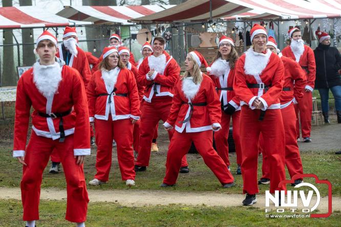 Meer dan 100 kerstmannen en vrouwen deden zaterdag morgen mee aan de Santa Run Oldebroek. - &copy; NWVFoto.nl