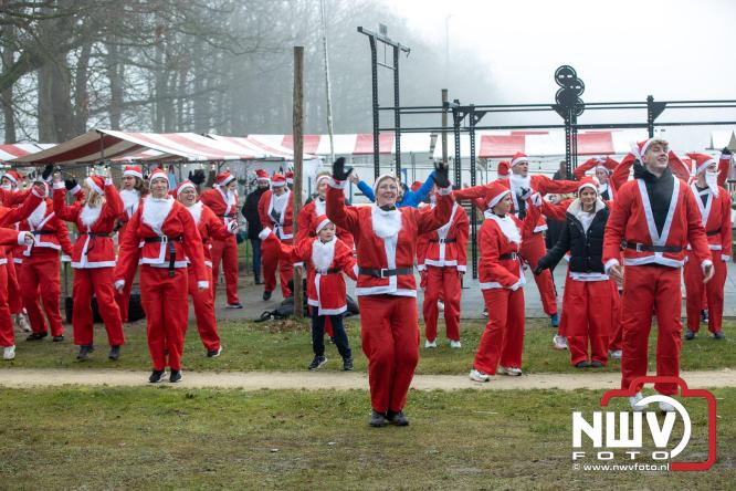Meer dan 100 kerstmannen en vrouwen deden zaterdag morgen mee aan de Santa Run Oldebroek. - &copy; NWVFoto.nl