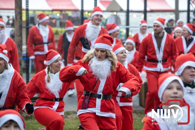 Meer dan 100 kerstmannen en vrouwen deden zaterdag morgen mee aan de Santa Run Oldebroek. - &copy; NWVFoto.nl