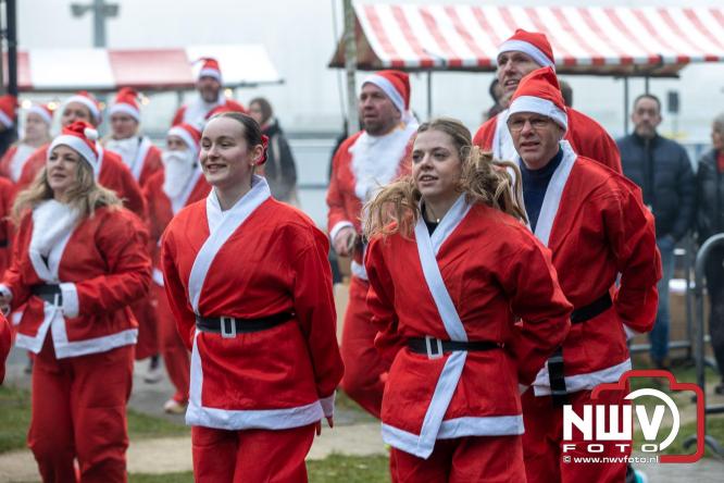 Meer dan 100 kerstmannen en vrouwen deden zaterdag morgen mee aan de Santa Run Oldebroek. - &copy; NWVFoto.nl