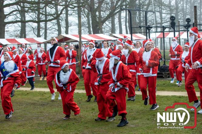 Meer dan 100 kerstmannen en vrouwen deden zaterdag morgen mee aan de Santa Run Oldebroek. - &copy; NWVFoto.nl