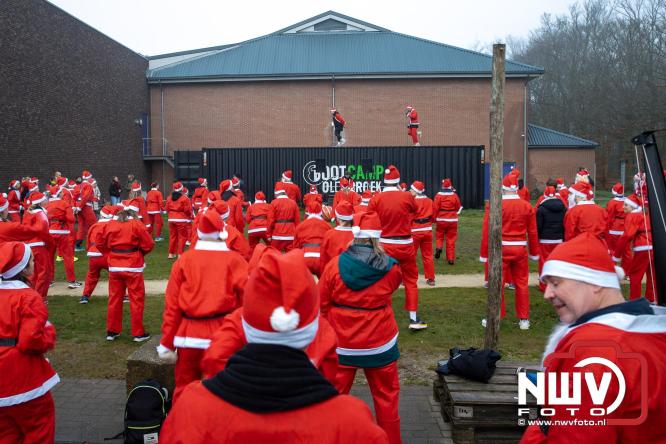 Meer dan 100 kerstmannen en vrouwen deden zaterdag morgen mee aan de Santa Run Oldebroek. - &copy; NWVFoto.nl