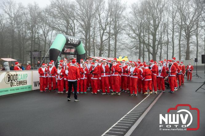 Meer dan 100 kerstmannen en vrouwen deden zaterdag morgen mee aan de Santa Run Oldebroek. - &copy; NWVFoto.nl