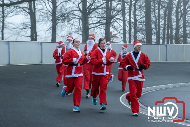 Meer dan 100 kerstmannen en vrouwen deden zaterdag morgen mee aan de Santa Run Oldebroek. - &copy; NWVFoto.nl