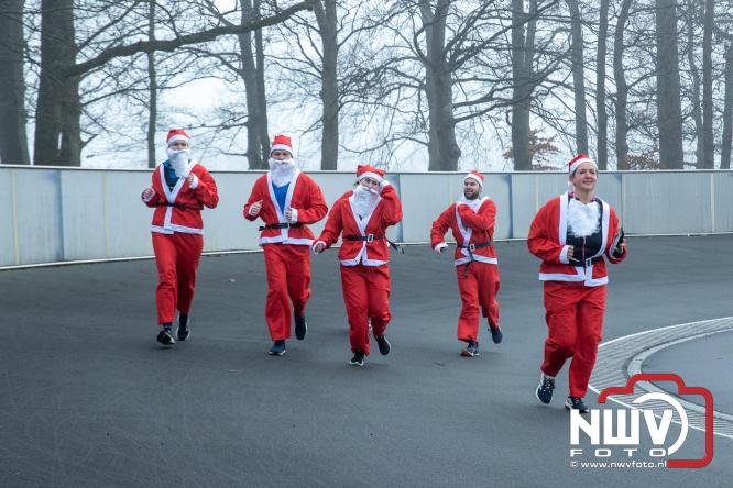 Meer dan 100 kerstmannen en vrouwen deden zaterdag morgen mee aan de Santa Run Oldebroek. - &copy; NWVFoto.nl