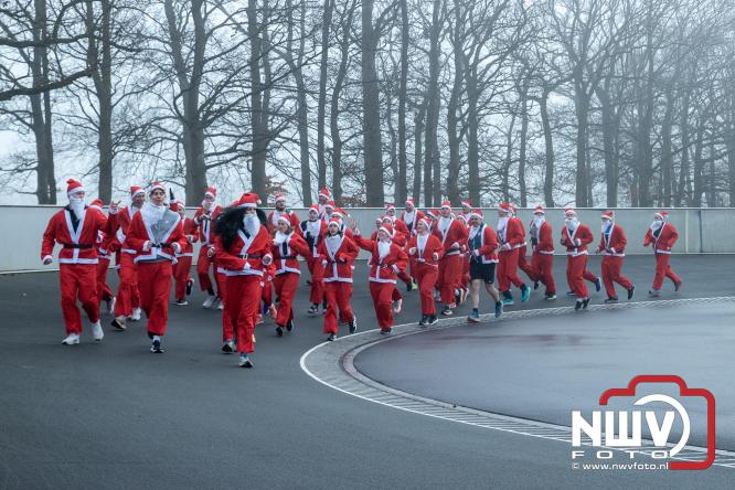 Meer dan 100 kerstmannen en vrouwen deden zaterdag morgen mee aan de Santa Run Oldebroek. - &copy; NWVFoto.nl