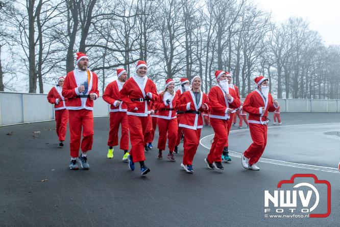 Meer dan 100 kerstmannen en vrouwen deden zaterdag morgen mee aan de Santa Run Oldebroek. - &copy; NWVFoto.nl