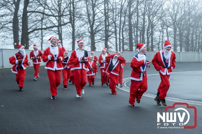 Meer dan 100 kerstmannen en vrouwen deden zaterdag morgen mee aan de Santa Run Oldebroek. - &copy; NWVFoto.nl
