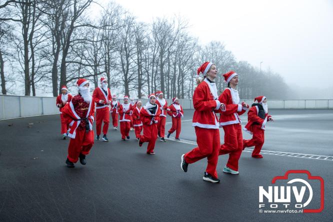 Meer dan 100 kerstmannen en vrouwen deden zaterdag morgen mee aan de Santa Run Oldebroek. - &copy; NWVFoto.nl