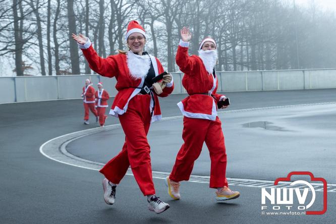 Meer dan 100 kerstmannen en vrouwen deden zaterdag morgen mee aan de Santa Run Oldebroek. - &copy; NWVFoto.nl