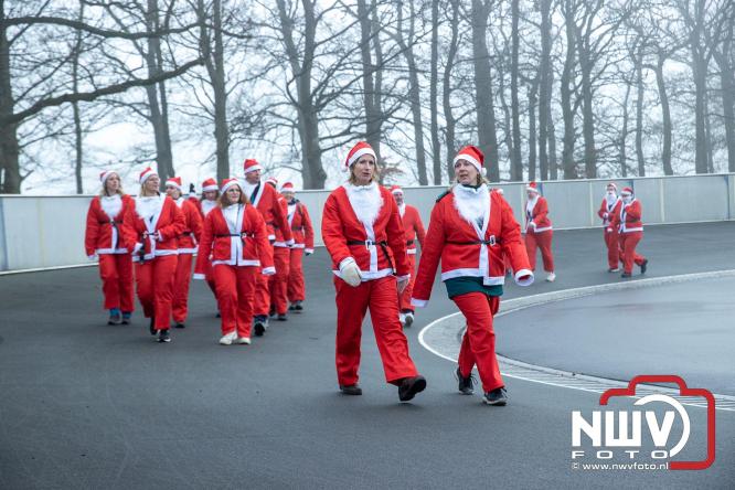 Meer dan 100 kerstmannen en vrouwen deden zaterdag morgen mee aan de Santa Run Oldebroek. - &copy; NWVFoto.nl