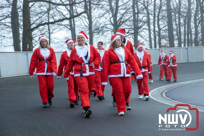 Meer dan 100 kerstmannen en vrouwen deden zaterdag morgen mee aan de Santa Run Oldebroek. - &copy; NWVFoto.nl