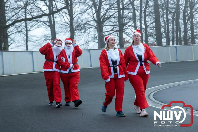 Meer dan 100 kerstmannen en vrouwen deden zaterdag morgen mee aan de Santa Run Oldebroek. - &copy; NWVFoto.nl