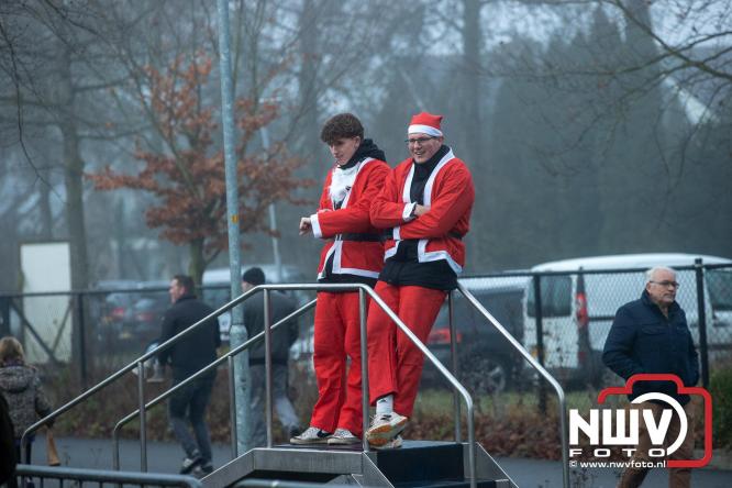 Meer dan 100 kerstmannen en vrouwen deden zaterdag morgen mee aan de Santa Run Oldebroek. - &copy; NWVFoto.nl