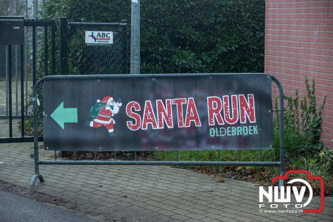 Meer dan 100 kerstmannen en vrouwen deden zaterdag morgen mee aan de Santa Run Oldebroek. - &copy; NWVFoto.nl