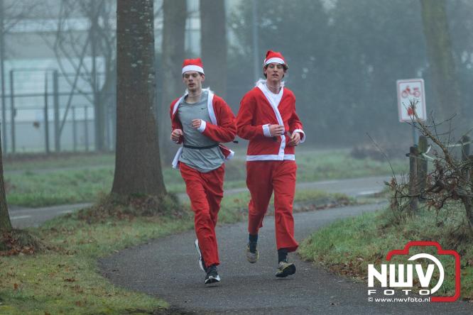 Meer dan 100 kerstmannen en vrouwen deden zaterdag morgen mee aan de Santa Run Oldebroek. - &copy; NWVFoto.nl