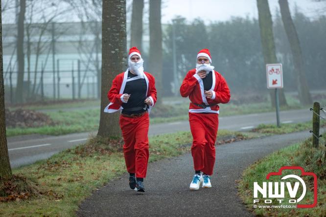 Meer dan 100 kerstmannen en vrouwen deden zaterdag morgen mee aan de Santa Run Oldebroek. - &copy; NWVFoto.nl