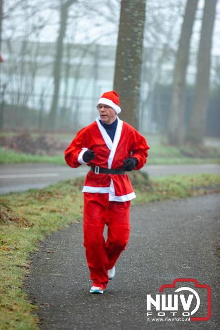 Meer dan 100 kerstmannen en vrouwen deden zaterdag morgen mee aan de Santa Run Oldebroek. - &copy; NWVFoto.nl