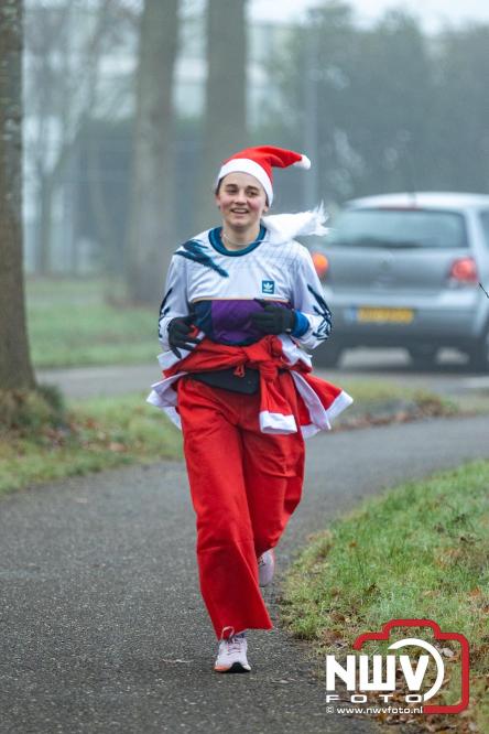 Meer dan 100 kerstmannen en vrouwen deden zaterdag morgen mee aan de Santa Run Oldebroek. - &copy; NWVFoto.nl