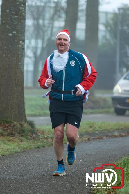 Meer dan 100 kerstmannen en vrouwen deden zaterdag morgen mee aan de Santa Run Oldebroek. - &copy; NWVFoto.nl