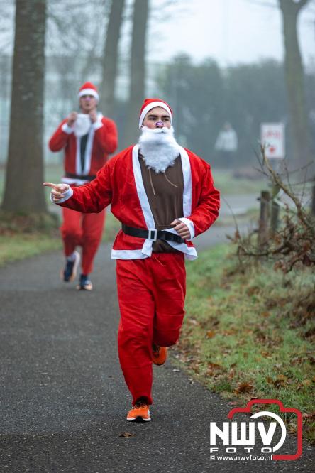 Meer dan 100 kerstmannen en vrouwen deden zaterdag morgen mee aan de Santa Run Oldebroek. - &copy; NWVFoto.nl