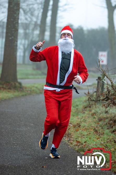 Meer dan 100 kerstmannen en vrouwen deden zaterdag morgen mee aan de Santa Run Oldebroek. - &copy; NWVFoto.nl
