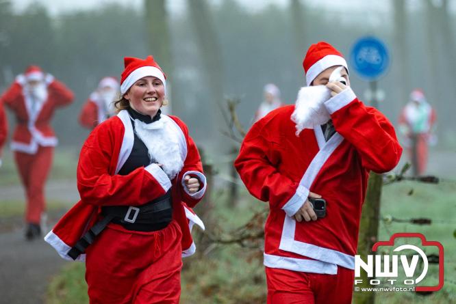 Meer dan 100 kerstmannen en vrouwen deden zaterdag morgen mee aan de Santa Run Oldebroek. - &copy; NWVFoto.nl
