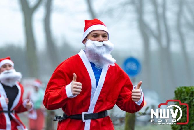 Meer dan 100 kerstmannen en vrouwen deden zaterdag morgen mee aan de Santa Run Oldebroek. - &copy; NWVFoto.nl