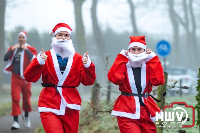 Meer dan 100 kerstmannen en vrouwen deden zaterdag morgen mee aan de Santa Run Oldebroek. - &copy; NWVFoto.nl