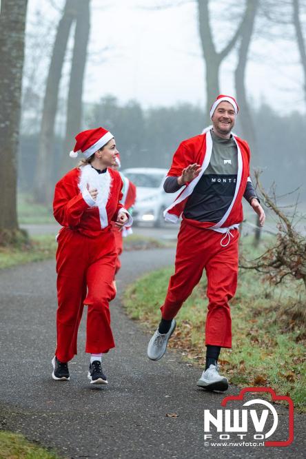 Meer dan 100 kerstmannen en vrouwen deden zaterdag morgen mee aan de Santa Run Oldebroek. - &copy; NWVFoto.nl