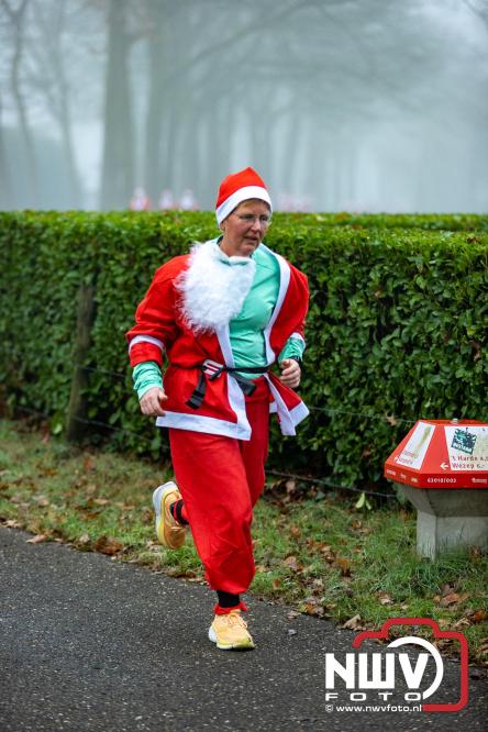 Meer dan 100 kerstmannen en vrouwen deden zaterdag morgen mee aan de Santa Run Oldebroek. - &copy; NWVFoto.nl