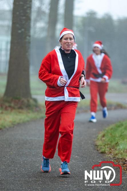 Meer dan 100 kerstmannen en vrouwen deden zaterdag morgen mee aan de Santa Run Oldebroek. - &copy; NWVFoto.nl