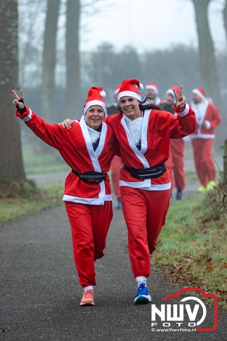 Meer dan 100 kerstmannen en vrouwen deden zaterdag morgen mee aan de Santa Run Oldebroek. - &copy; NWVFoto.nl