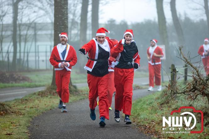 Meer dan 100 kerstmannen en vrouwen deden zaterdag morgen mee aan de Santa Run Oldebroek. - &copy; NWVFoto.nl