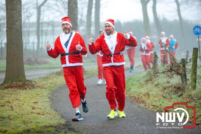 Meer dan 100 kerstmannen en vrouwen deden zaterdag morgen mee aan de Santa Run Oldebroek. - &copy; NWVFoto.nl
